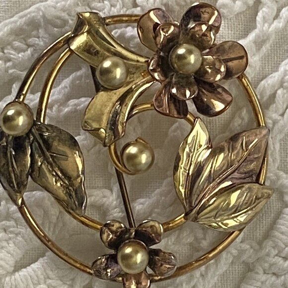 Vintage Signed Barclay Circle Wreath Brooch Pin Faux Seed‎ Pearl Gold Tone 1.5" - Picture 3 of 16